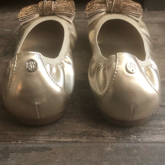 Stuart Weitzman Fannie Chain Bow Gold - Picture 3 of 5